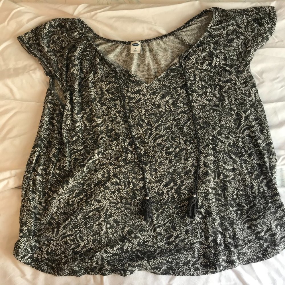 Old Navy Gray and White Floral Top